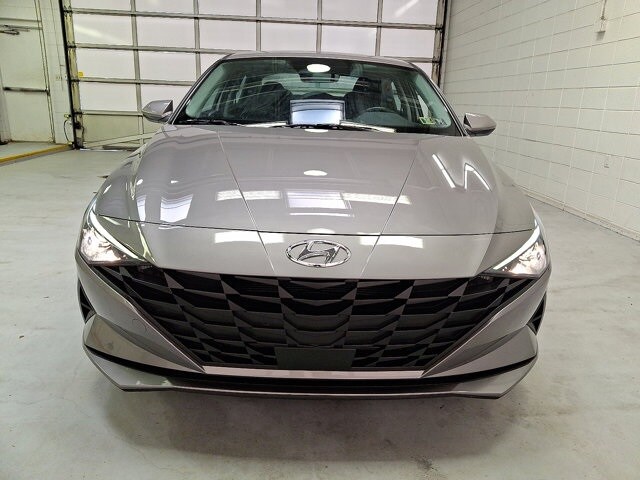 2023 Hyundai Elantra SEL photo 2