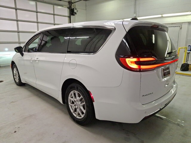 2024 Chrysler Pacifica Touring L photo 3