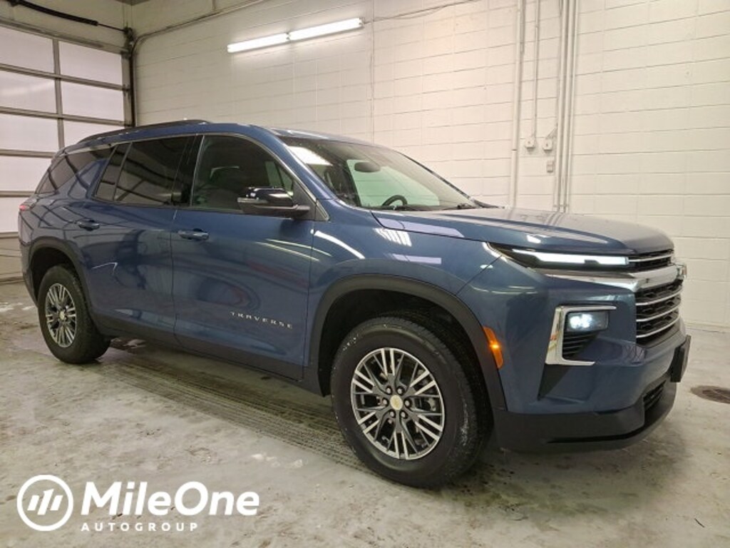 Used 2025 Chevrolet Traverse LT SUV