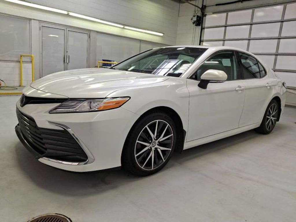 Used 2022 Toyota Camry Hybrid XLE Sedan