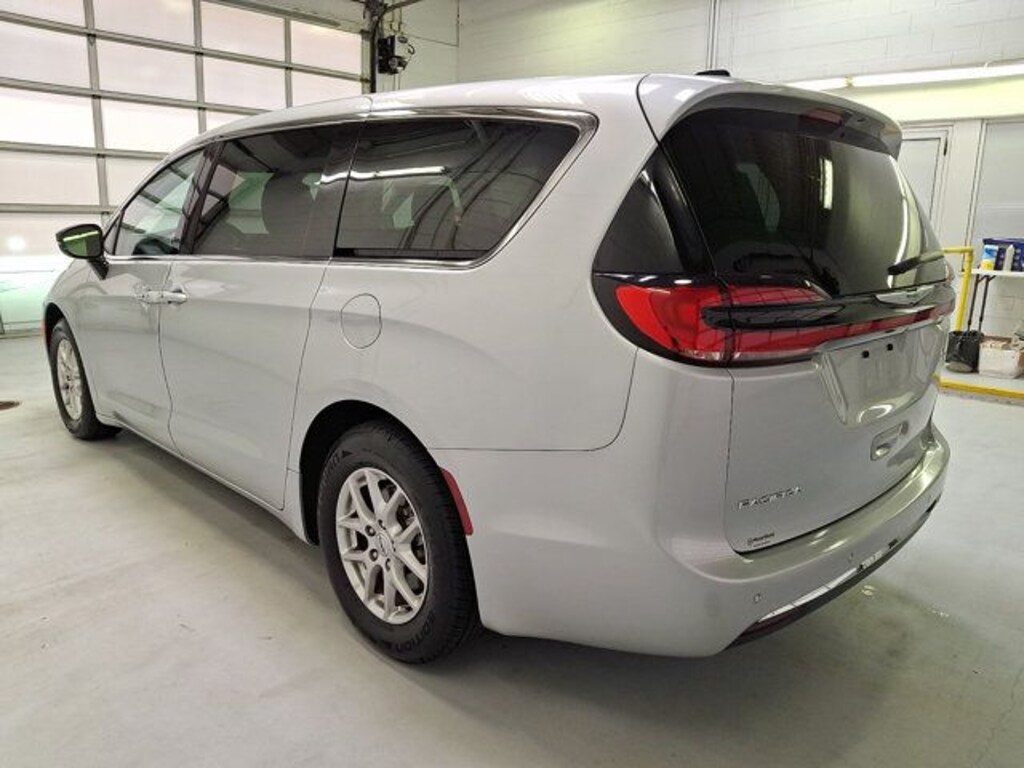 Used 2024 Chrysler Pacifica Touring L Minivan/Van