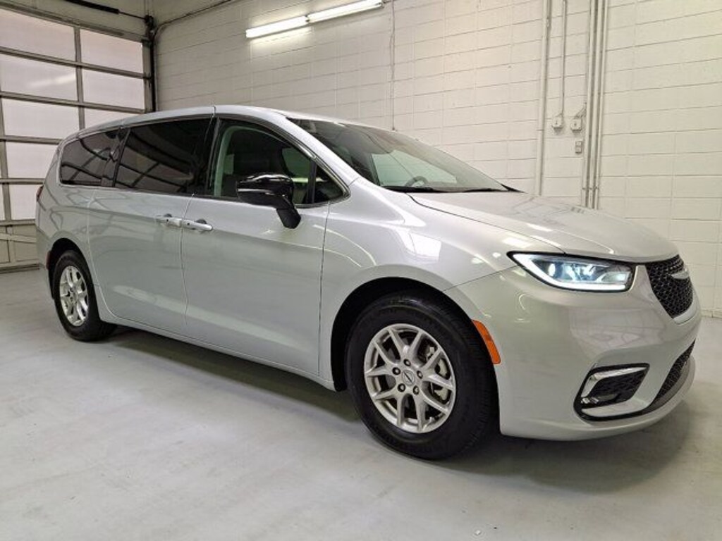 Used 2024 Chrysler Pacifica Touring L Minivan/Van