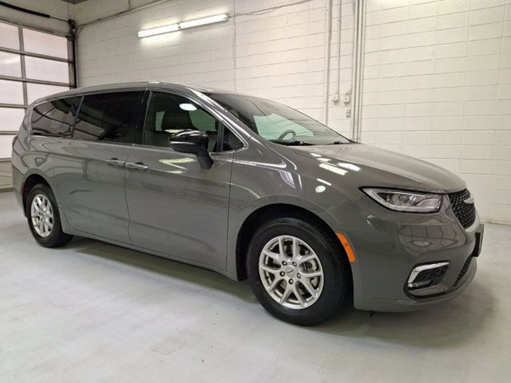 Used 2025 Chrysler Pacifica Select Minivan/Van