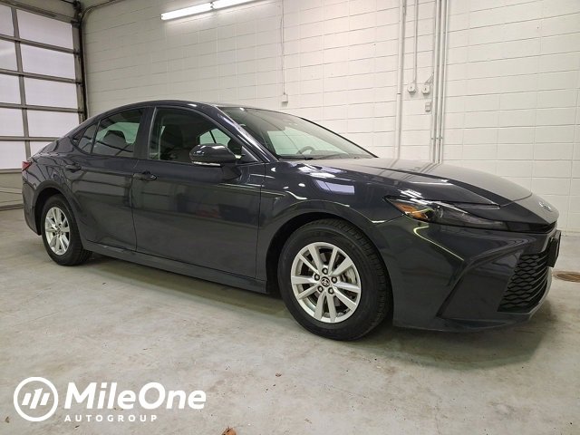 2025 Toyota Camry LE's photo