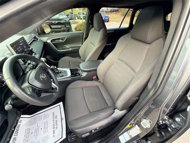 2022 Toyota RAV4 Hybrid SE photo 2