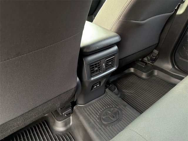 2022 Toyota RAV4 Hybrid SE photo 4