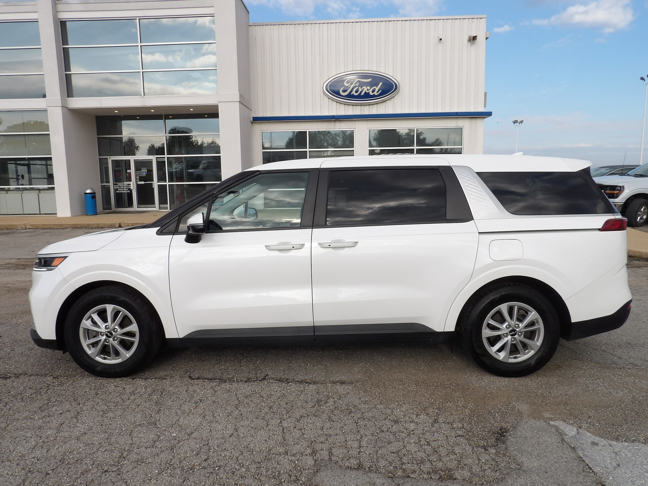 2023 Kia Carnival LX Seat Pkg's photo