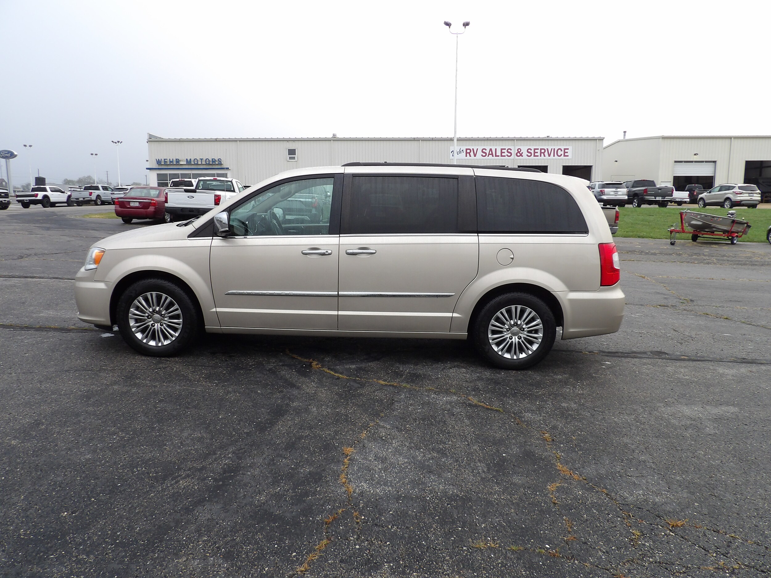 2015 Chrysler Town & Country photo 2