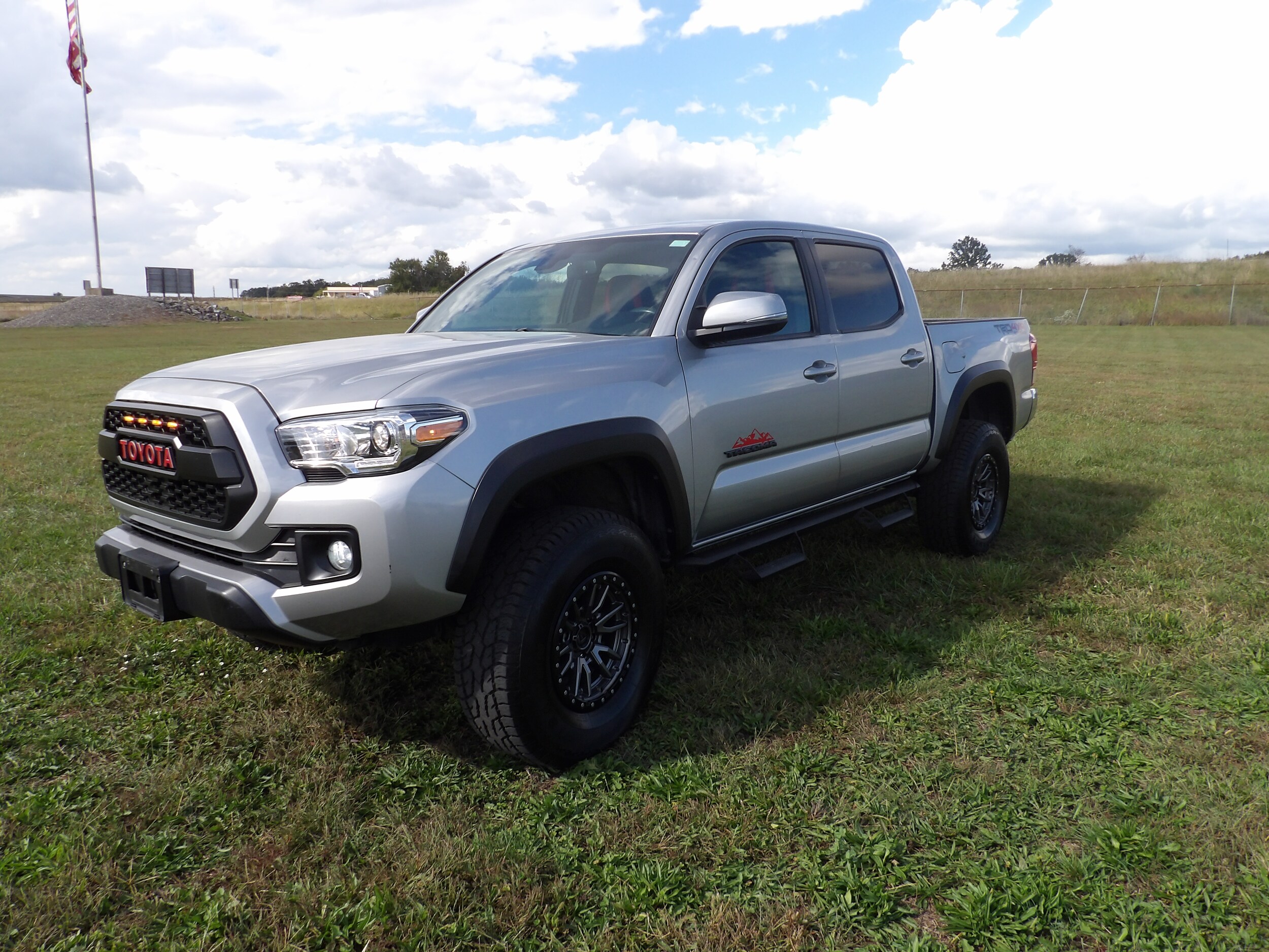2019 Toyota Tacoma SR5 photo 2