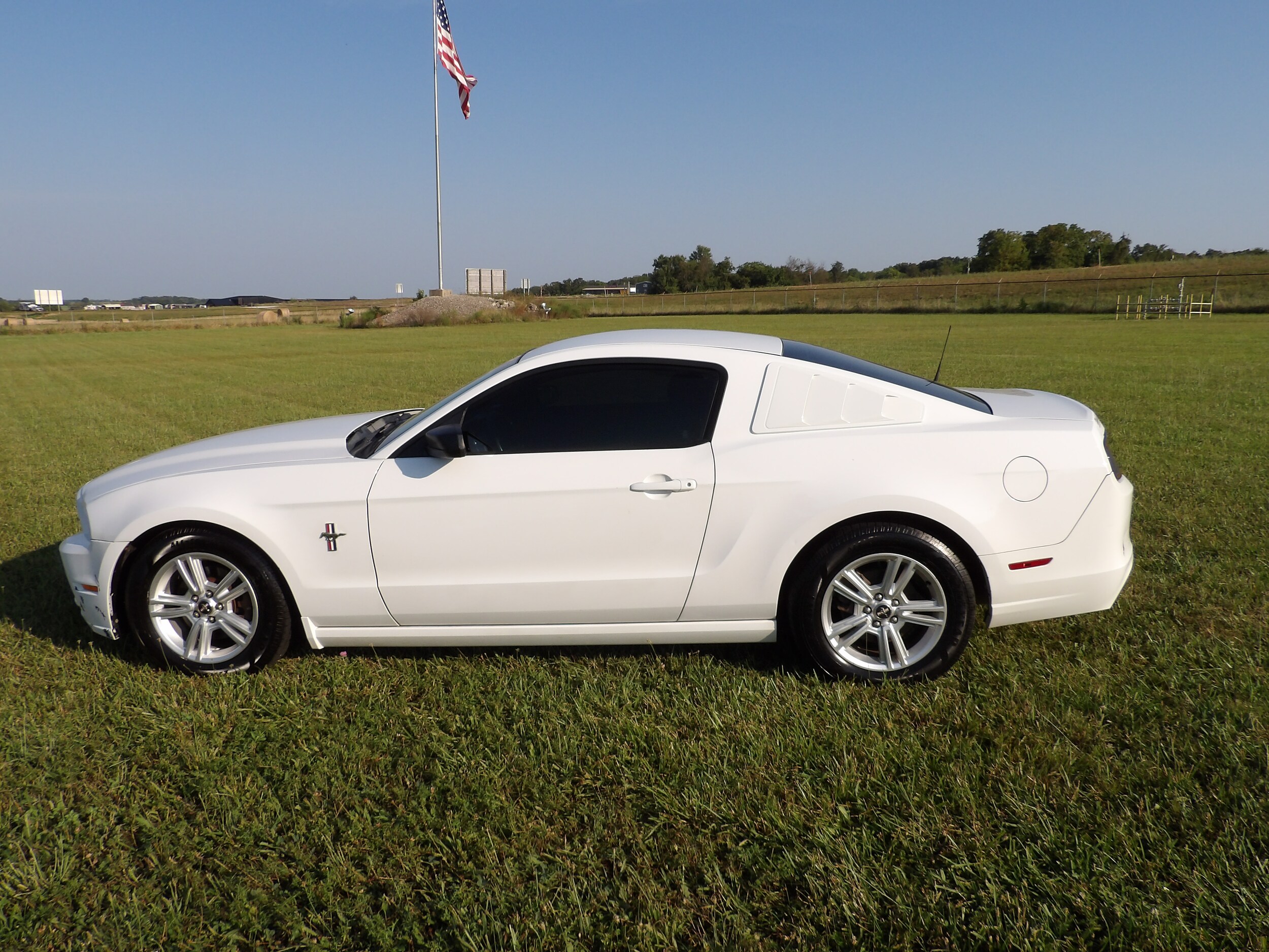 2014 Ford Mustang V6 photo 2
