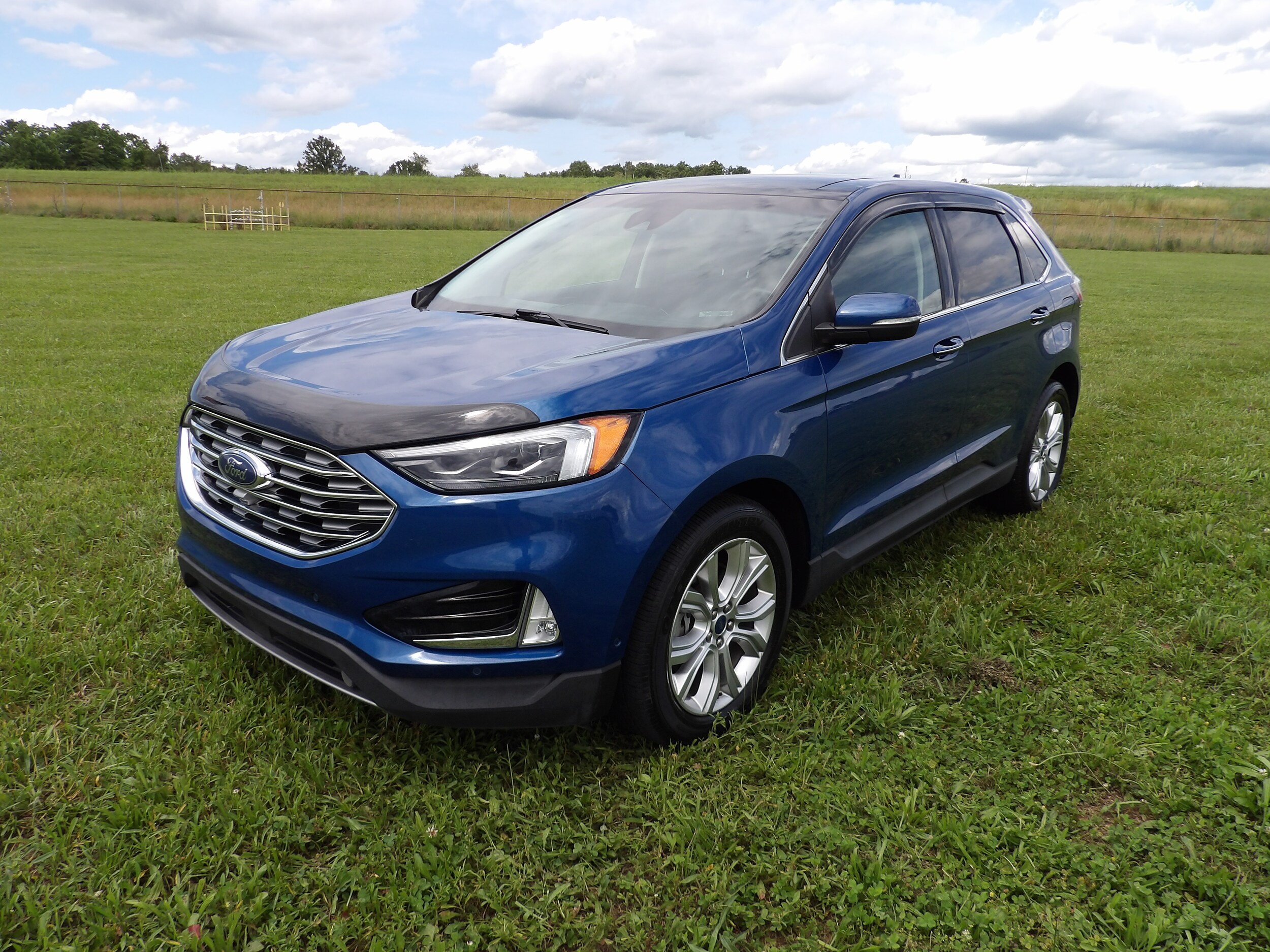 2020 Ford Edge Titanium photo 2