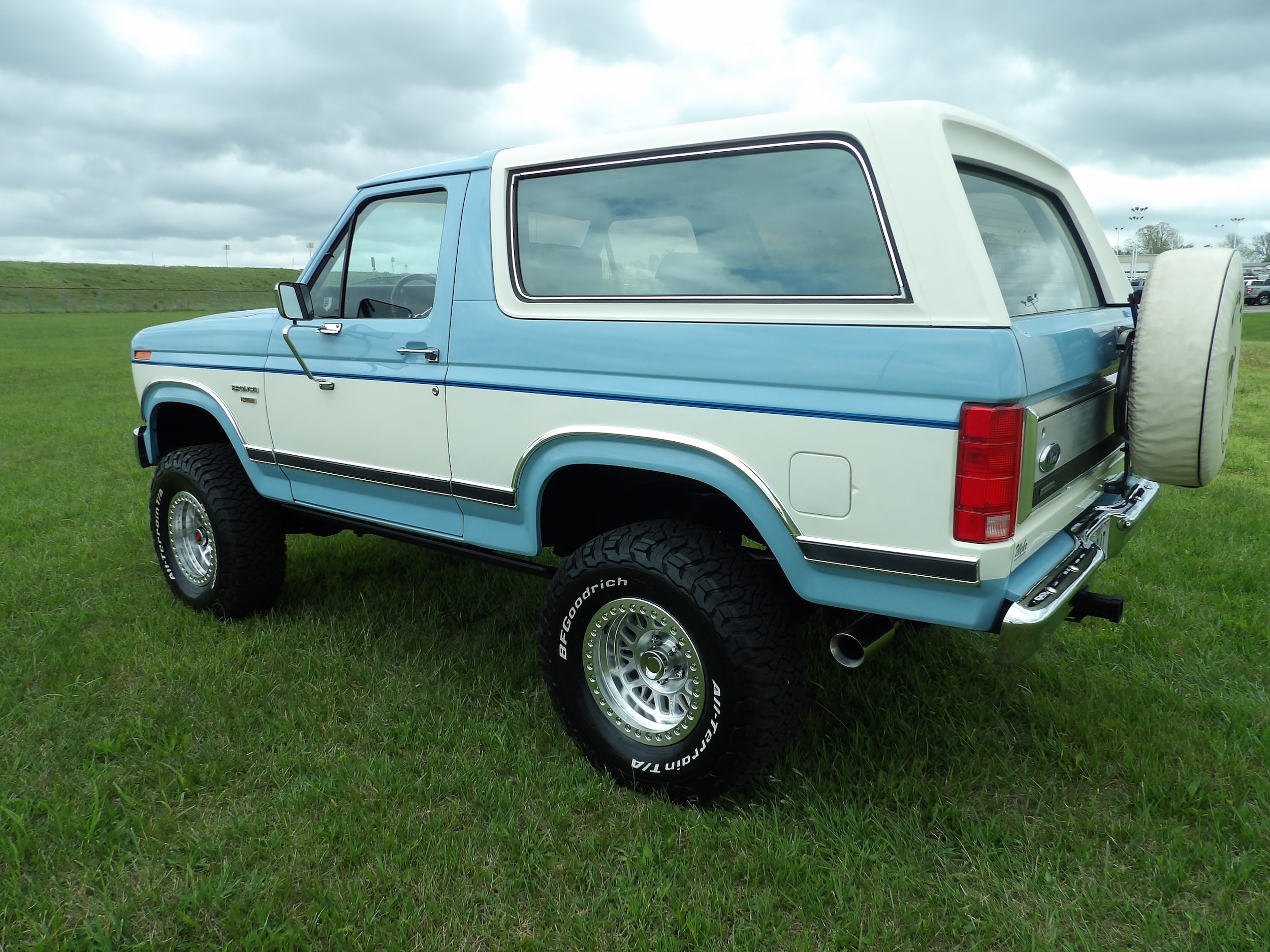 View vehicle photo 3