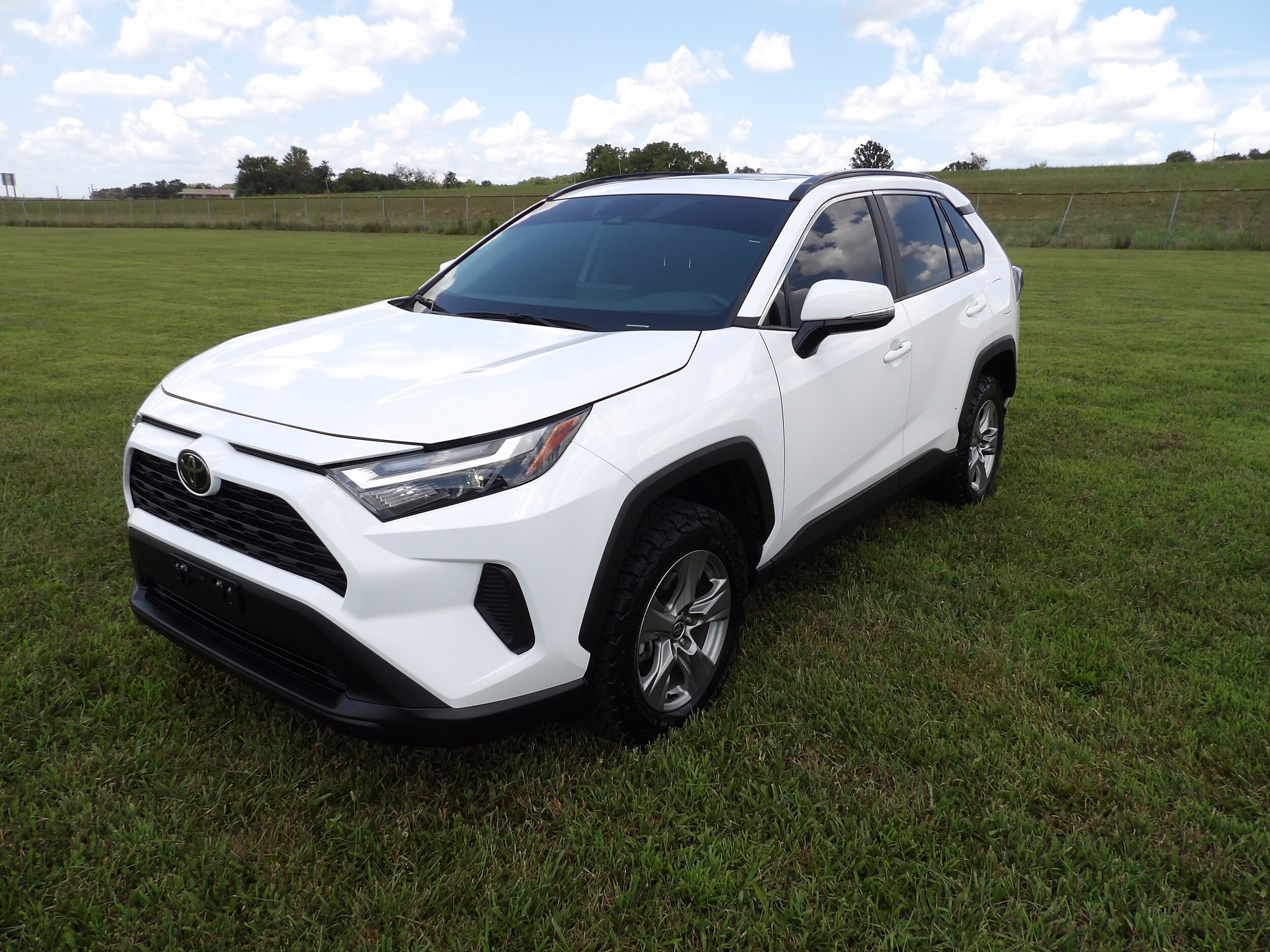 2023 Toyota RAV4 XLE photo 2