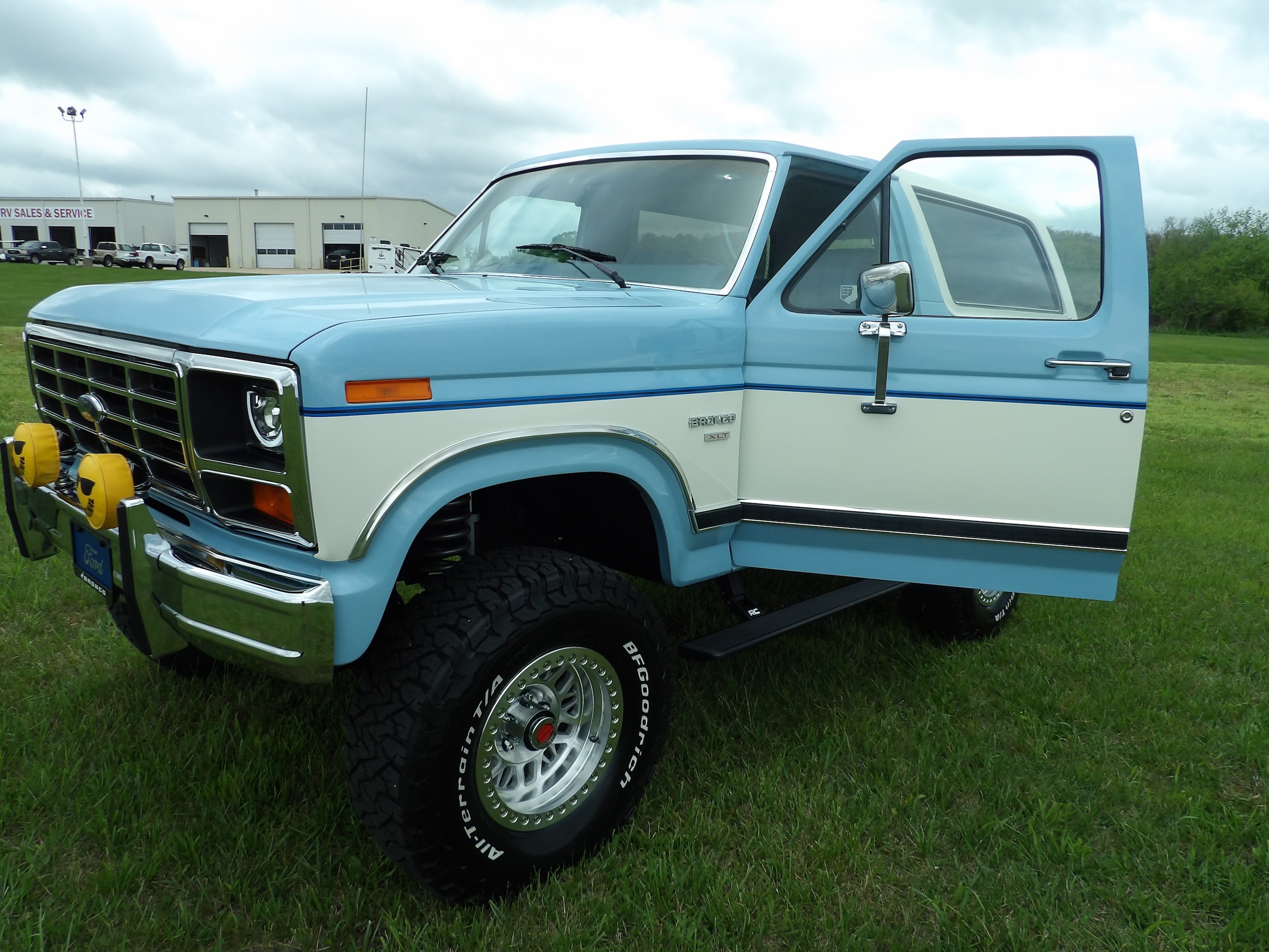 View vehicle photo 6