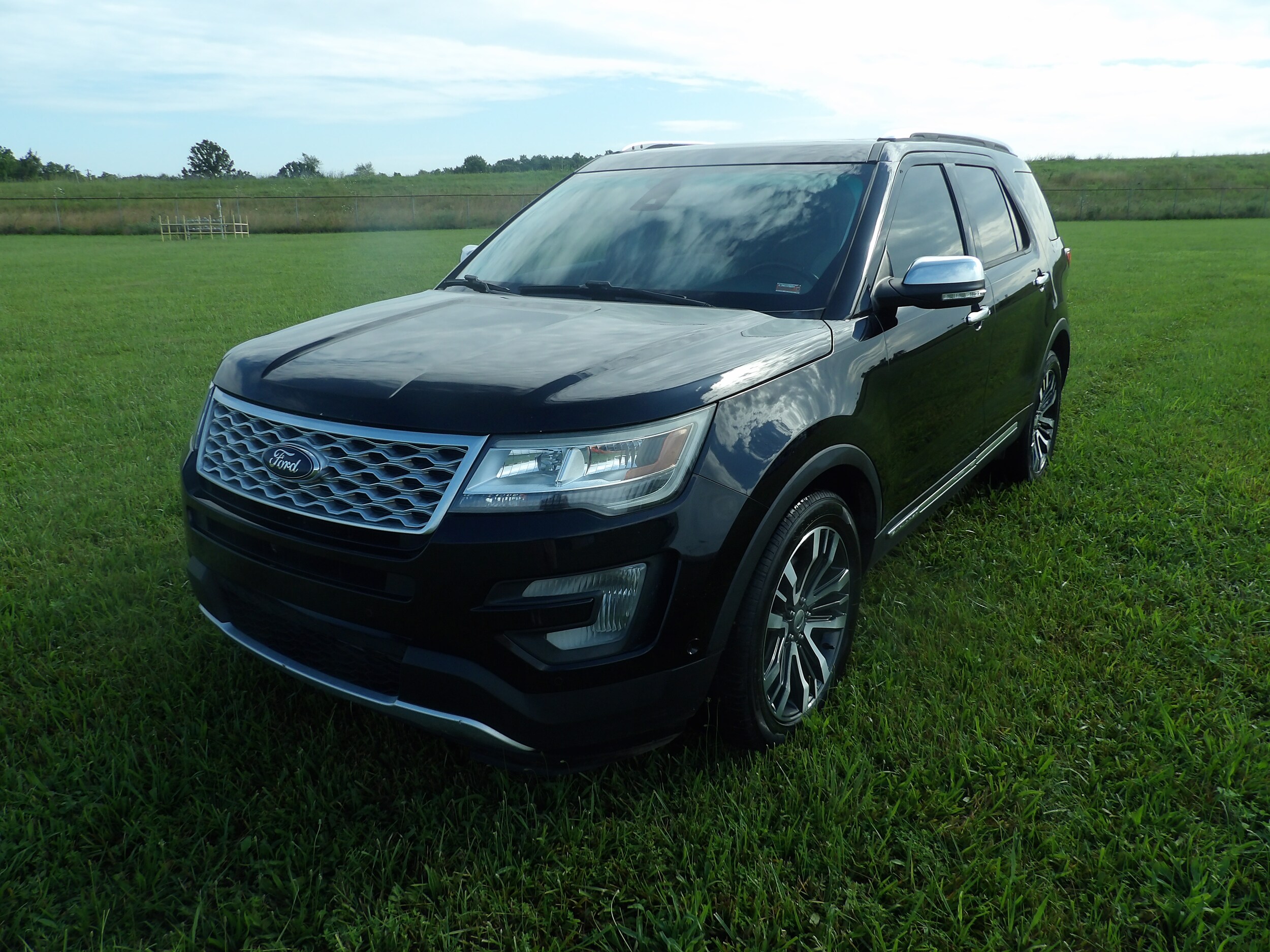 2016 Ford Explorer Platinum photo 2