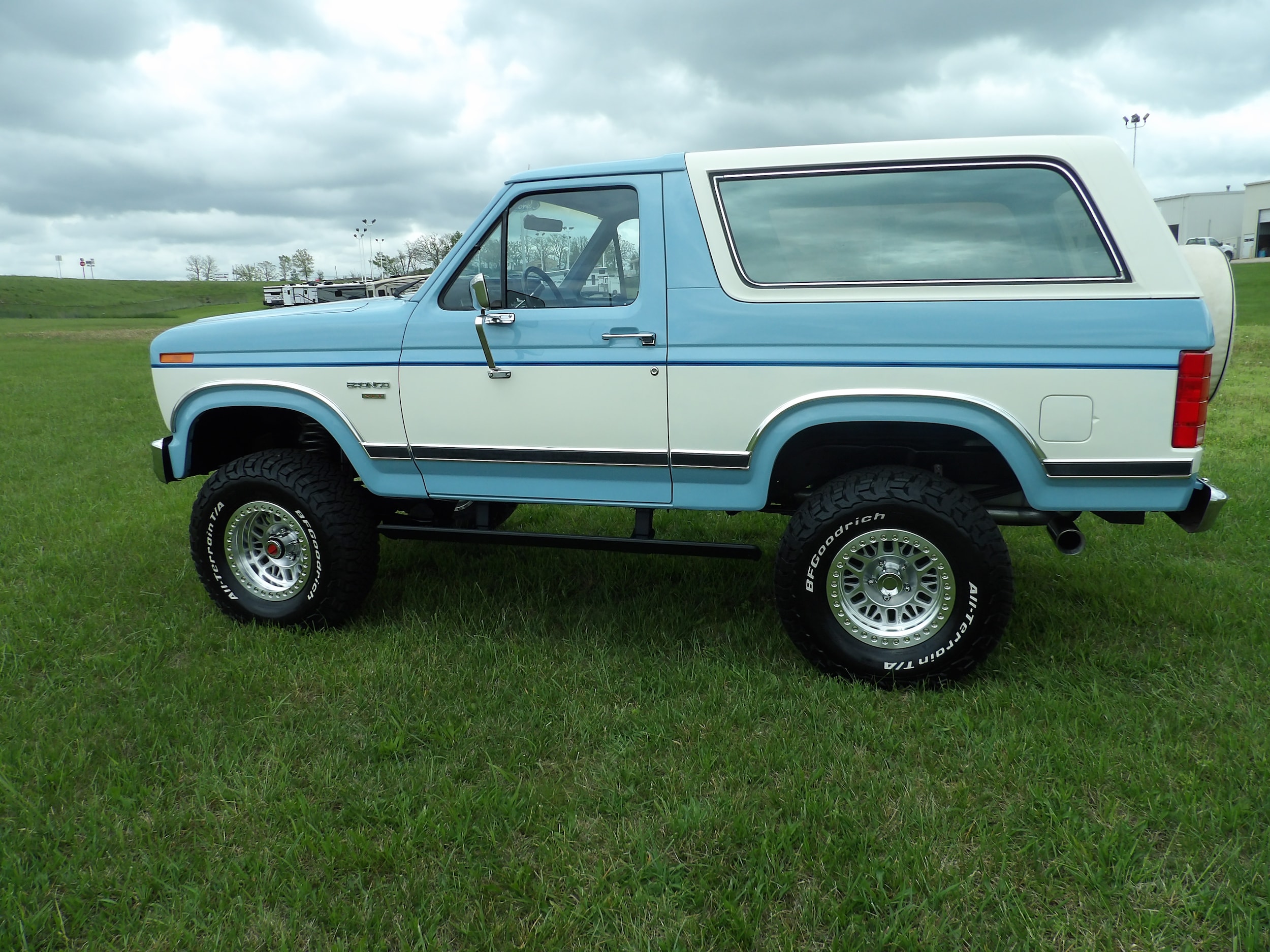View vehicle photo 2