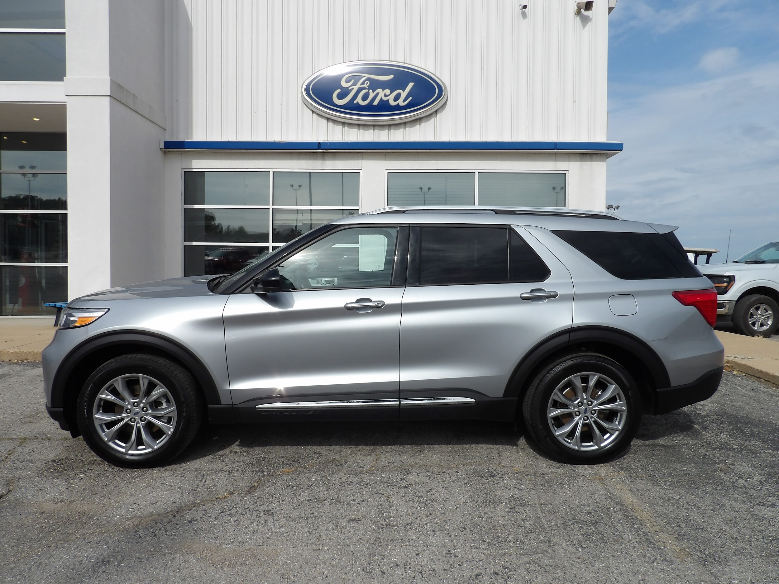 2023 Ford Explorer Limited's photo