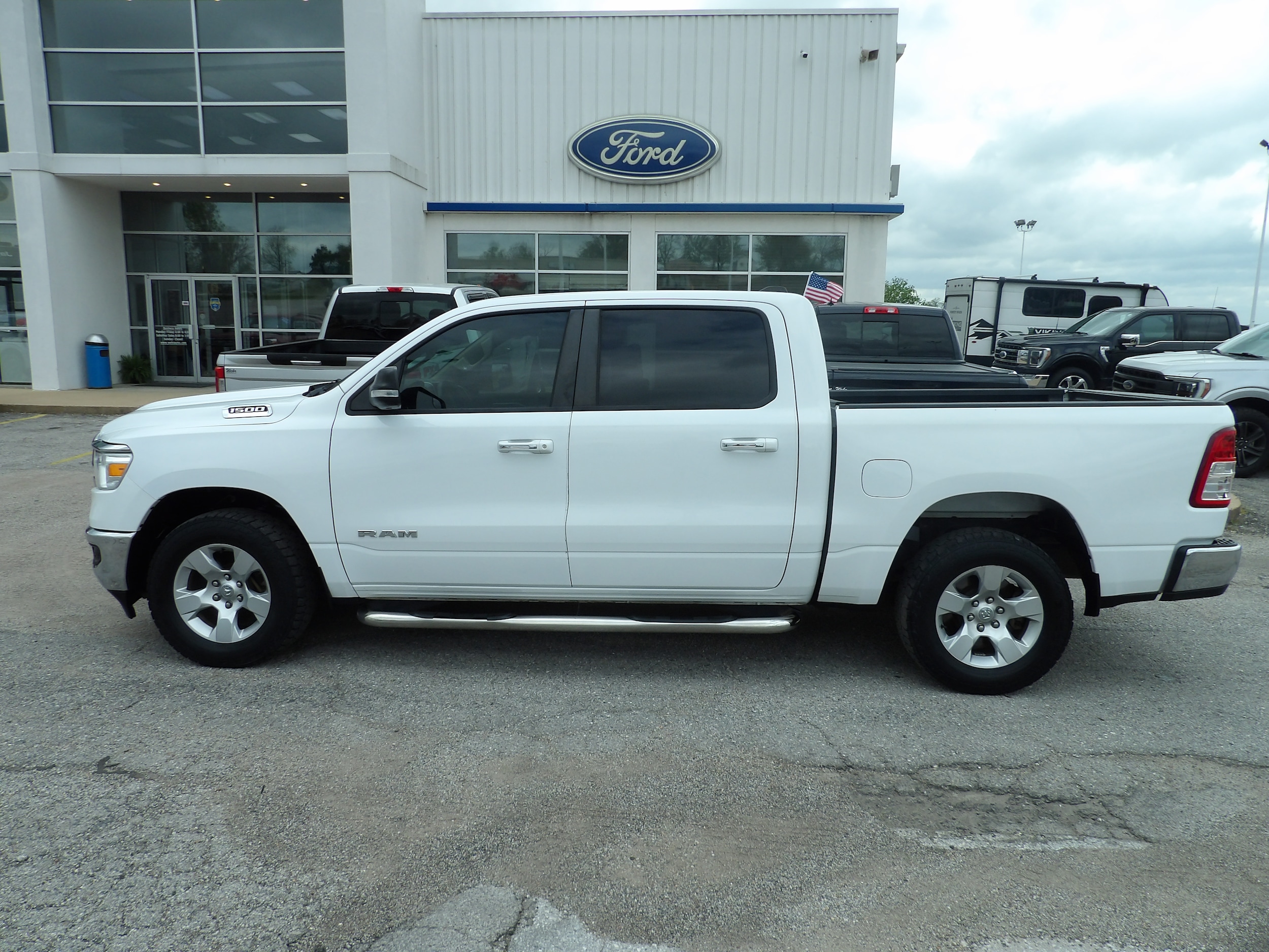 2019 RAM 1500 Big Horn/Lone Star 4x4 Crew Cab 5'7's photo