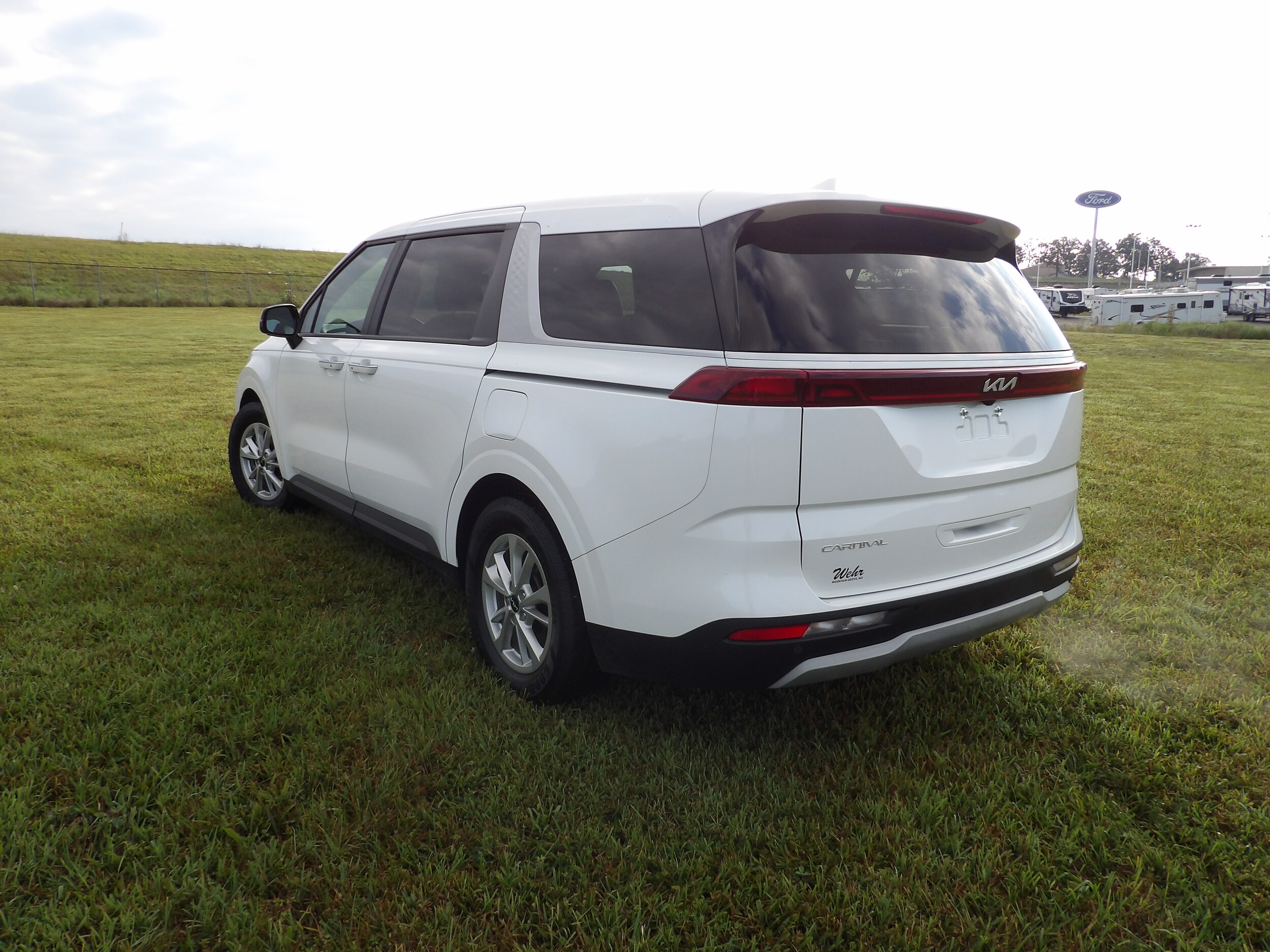 2023 Kia Carnival LX photo 2