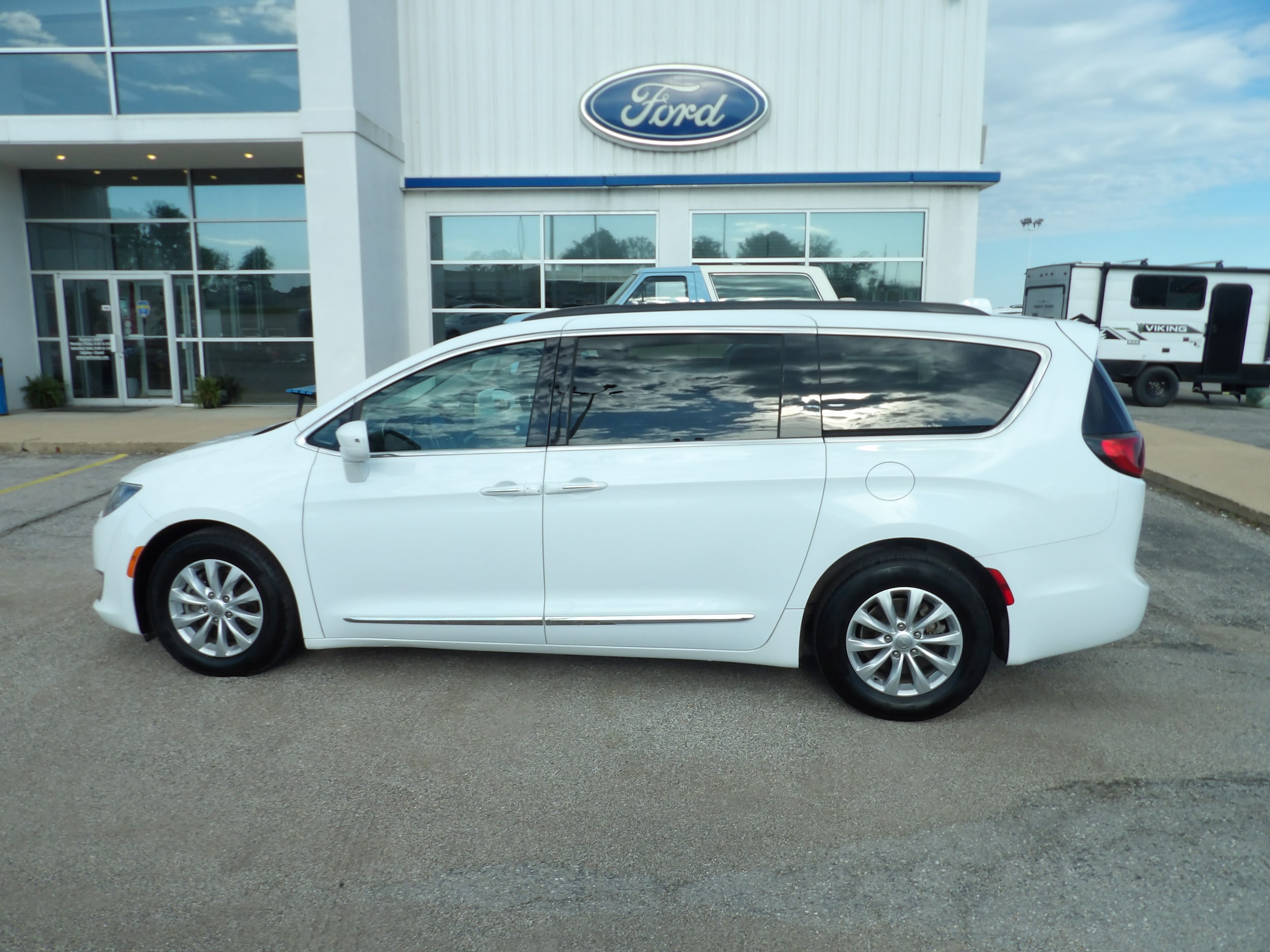 2017 Chrysler Pacifica Touring-L's photo