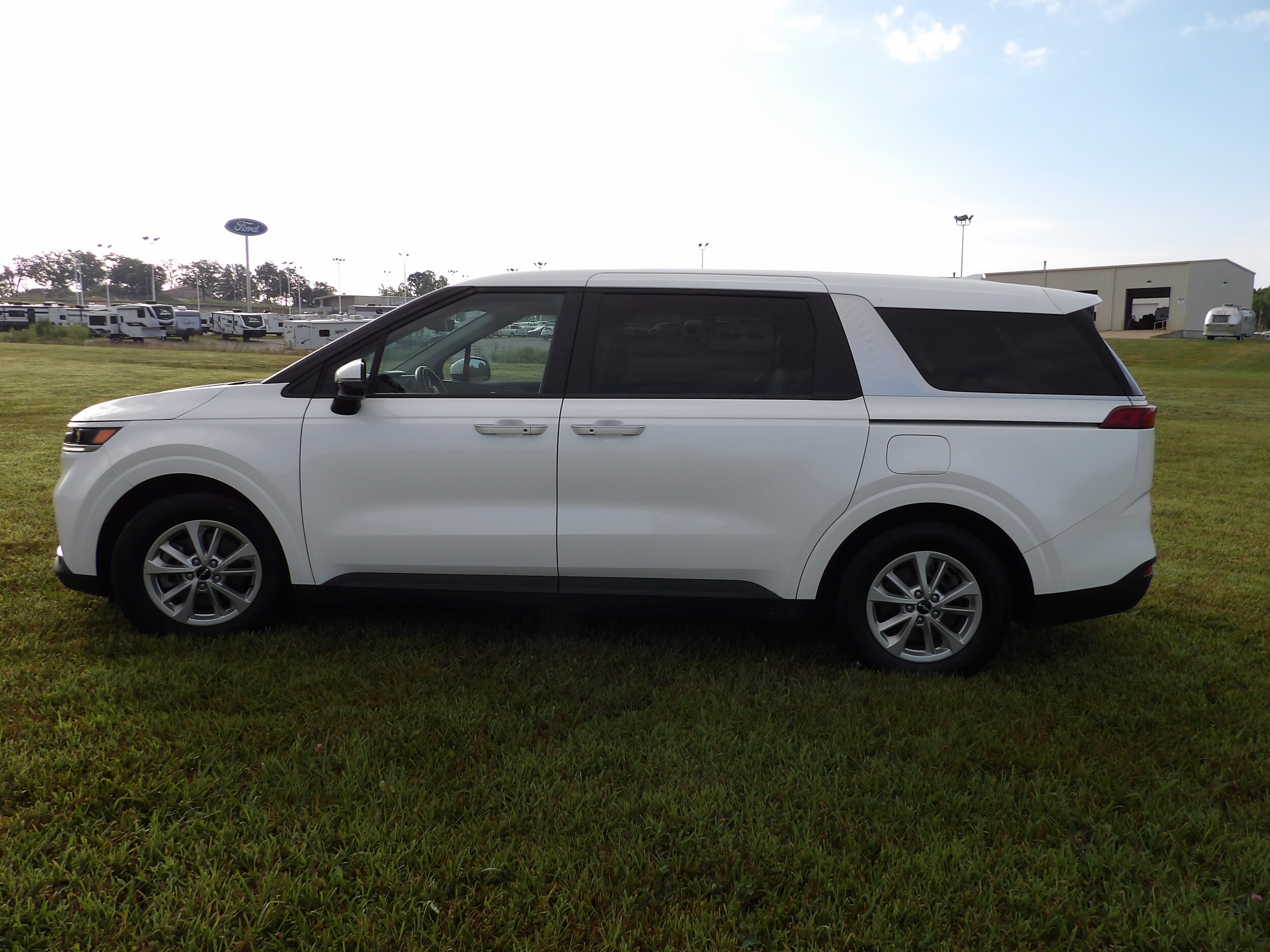 2023 Kia Carnival LX photo 3