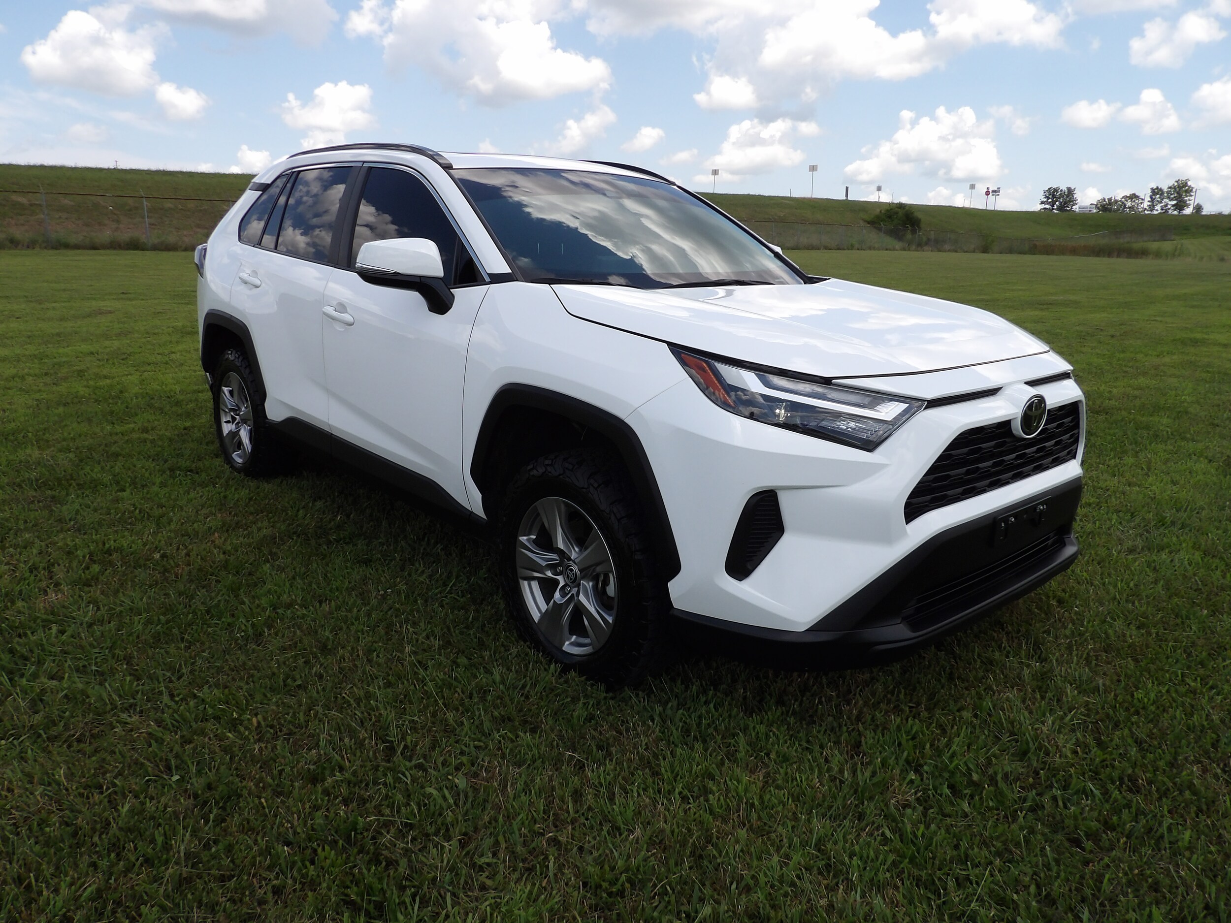 2023 Toyota RAV4 XLE photo 4