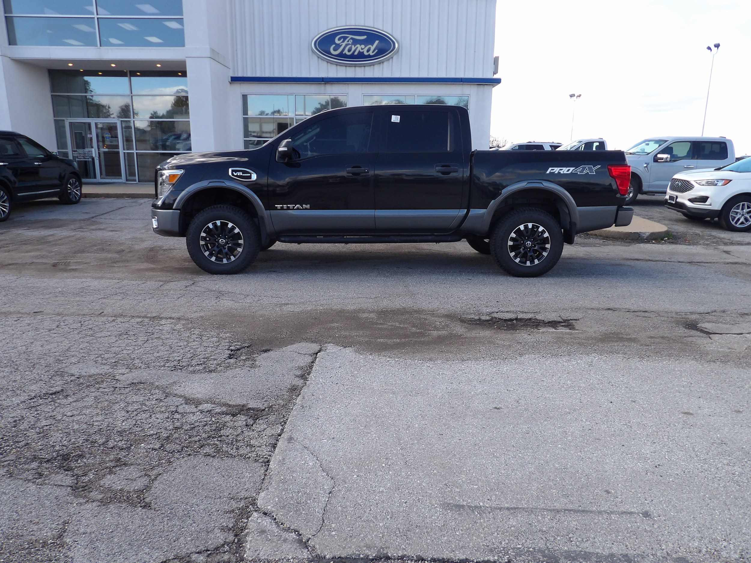 2017 Nissan Titan PRO-4X's photo