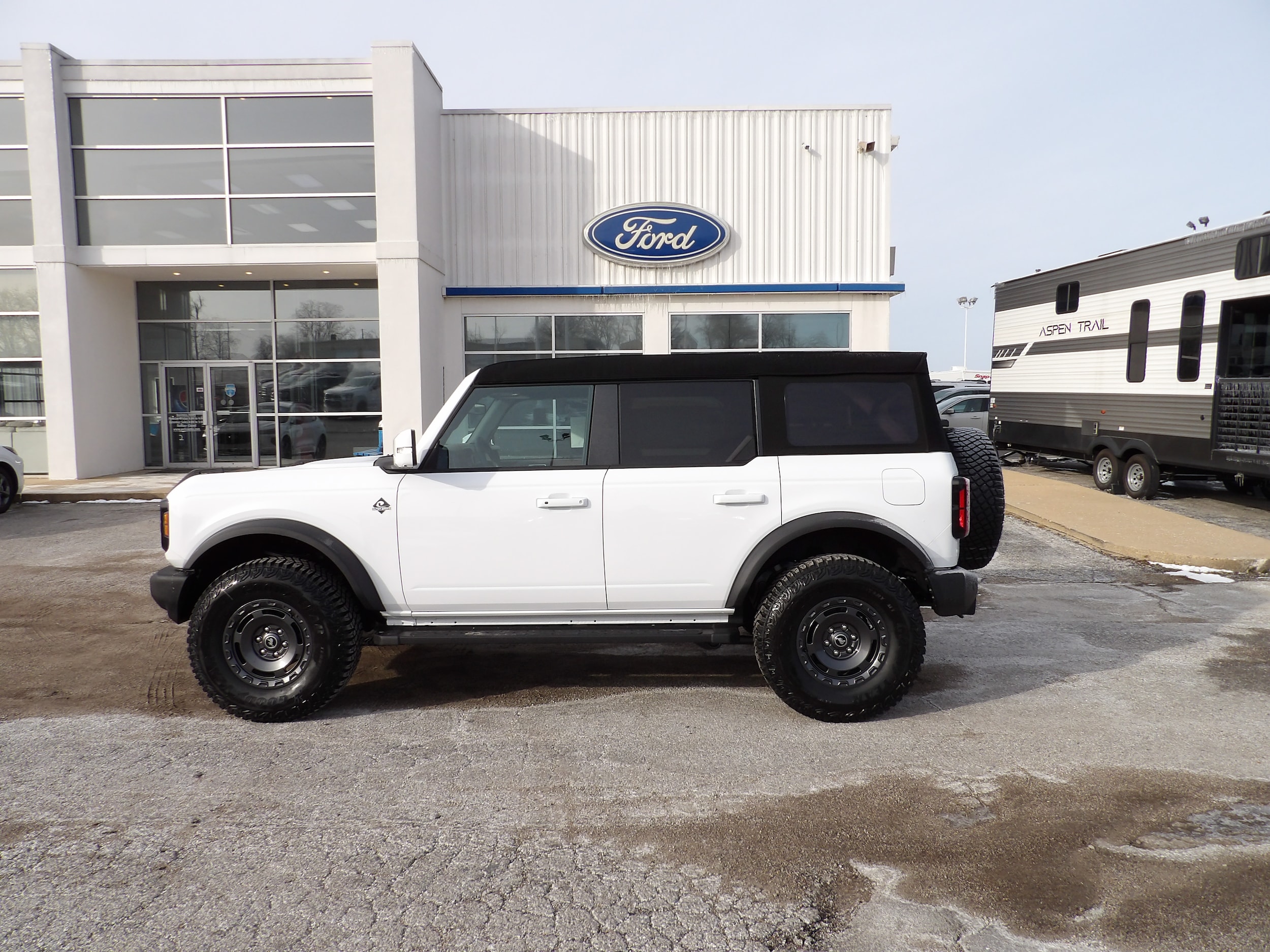 2024 Ford Bronco 4-Door Outer Banks's photo