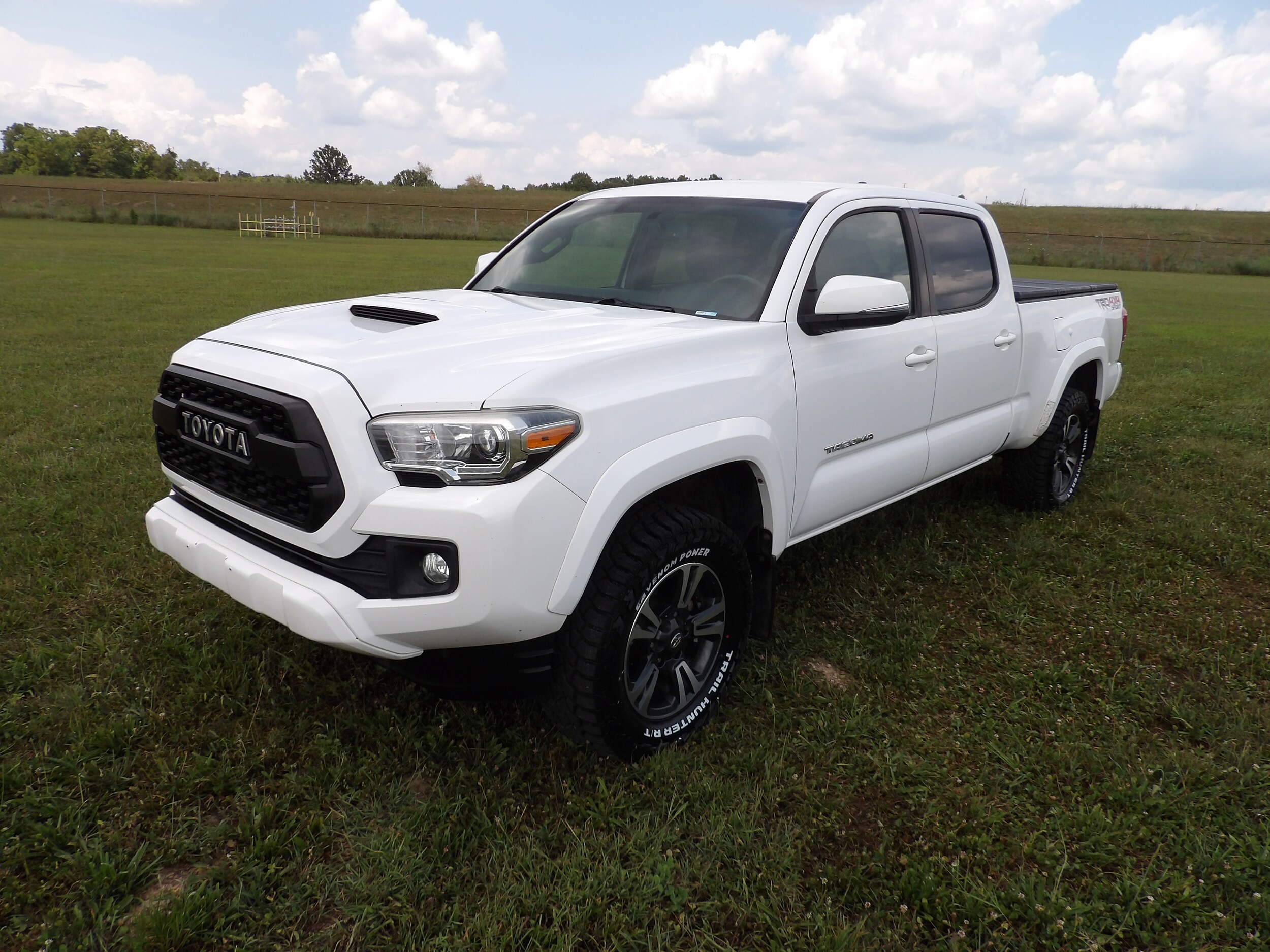 2017 Toyota Tacoma SR5 TRD Sport photo 3