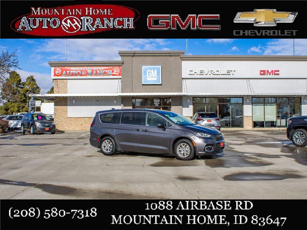 2023 Chrysler Pacifica Touring L's photo