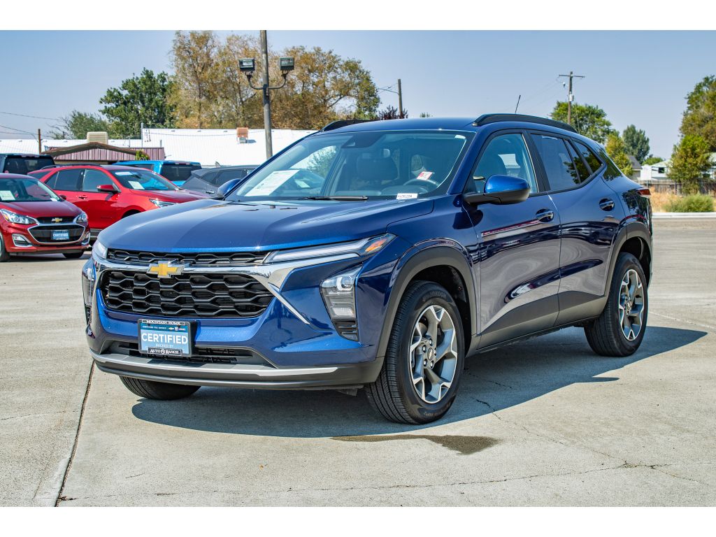 2024 Chevrolet Trax LT photo 2
