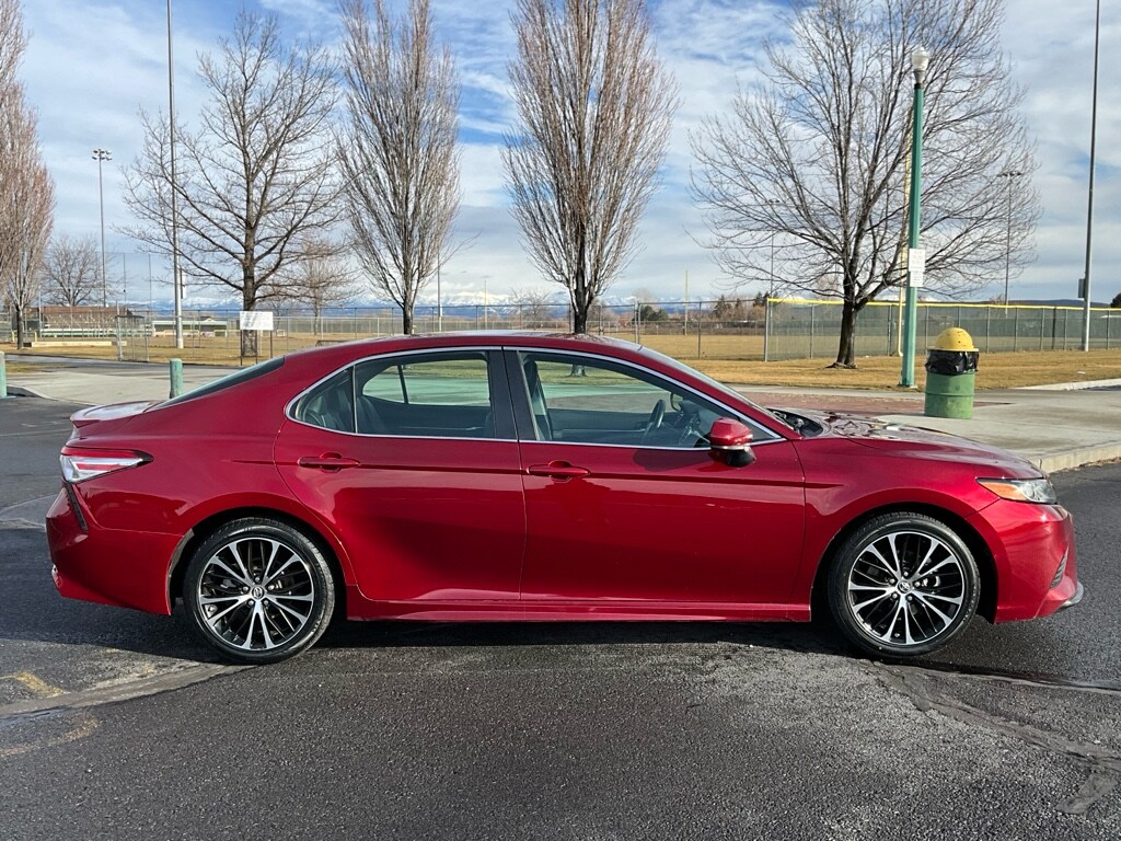 Used 2018 Toyota Camry SE Sedan