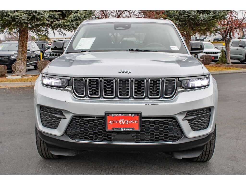 Used 2023 Jeep Grand Cherokee Laredo SUV