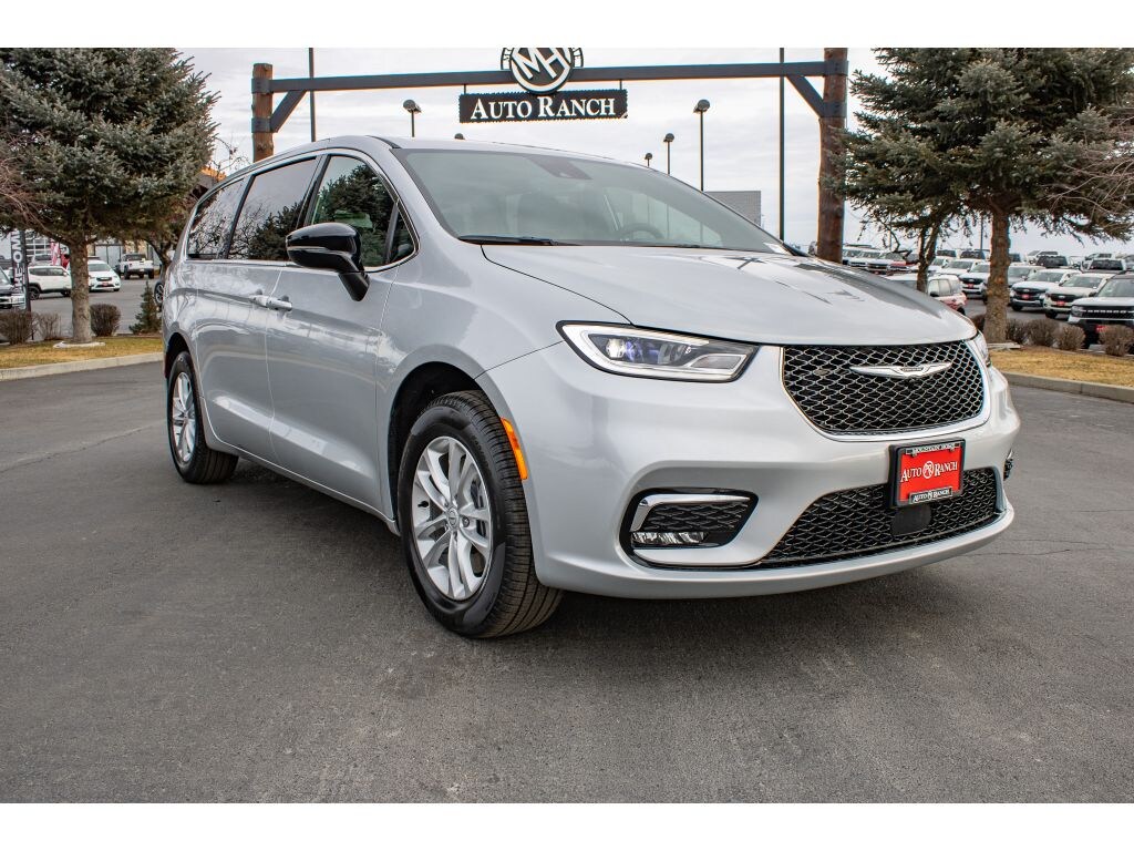 New 2026 Chrysler Pacifica Select Van Passenger Van