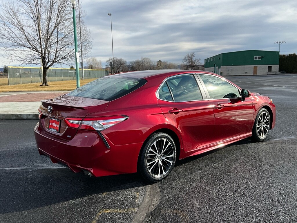 Used 2018 Toyota Camry SE Sedan