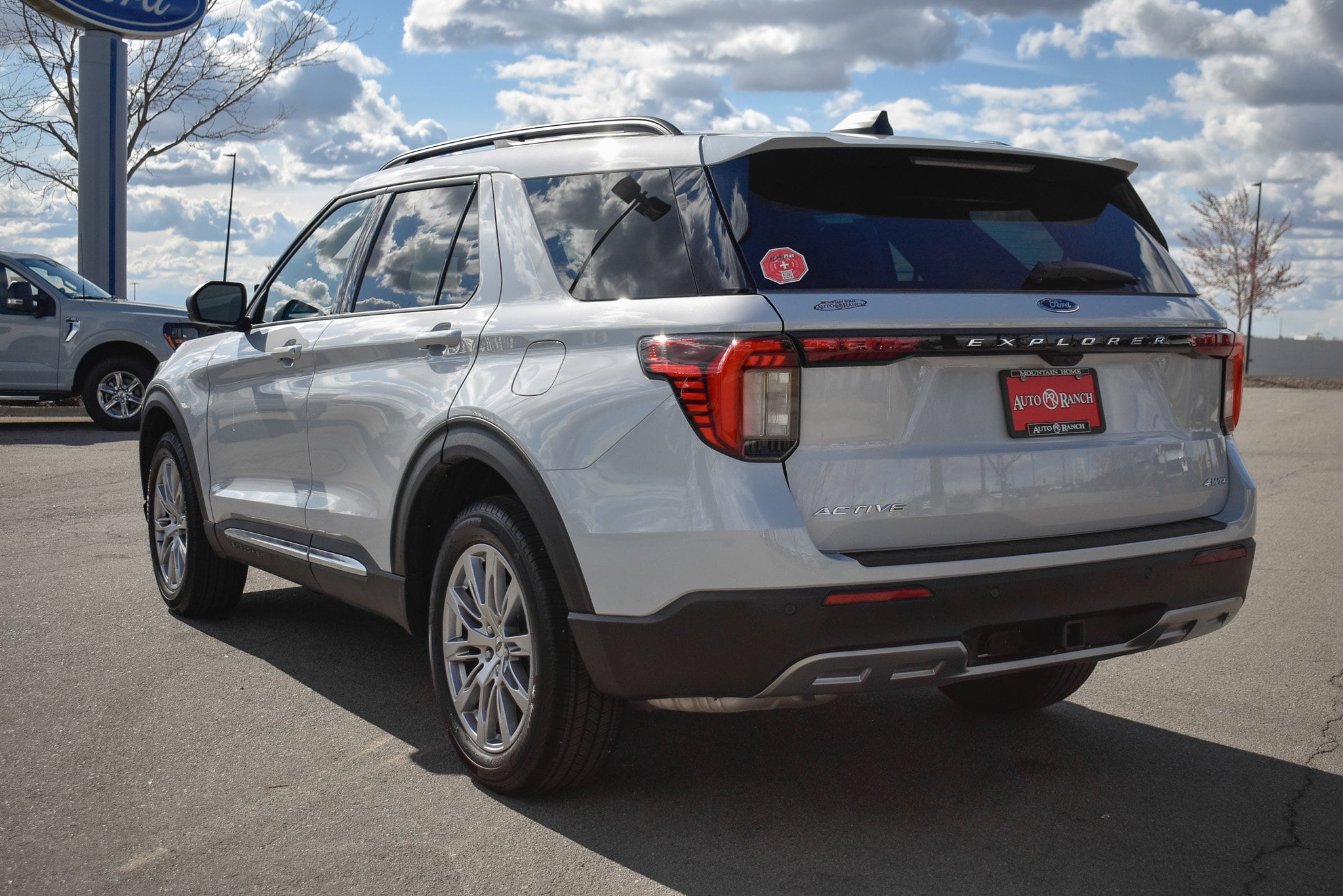 2025 Ford Explorer photo 4