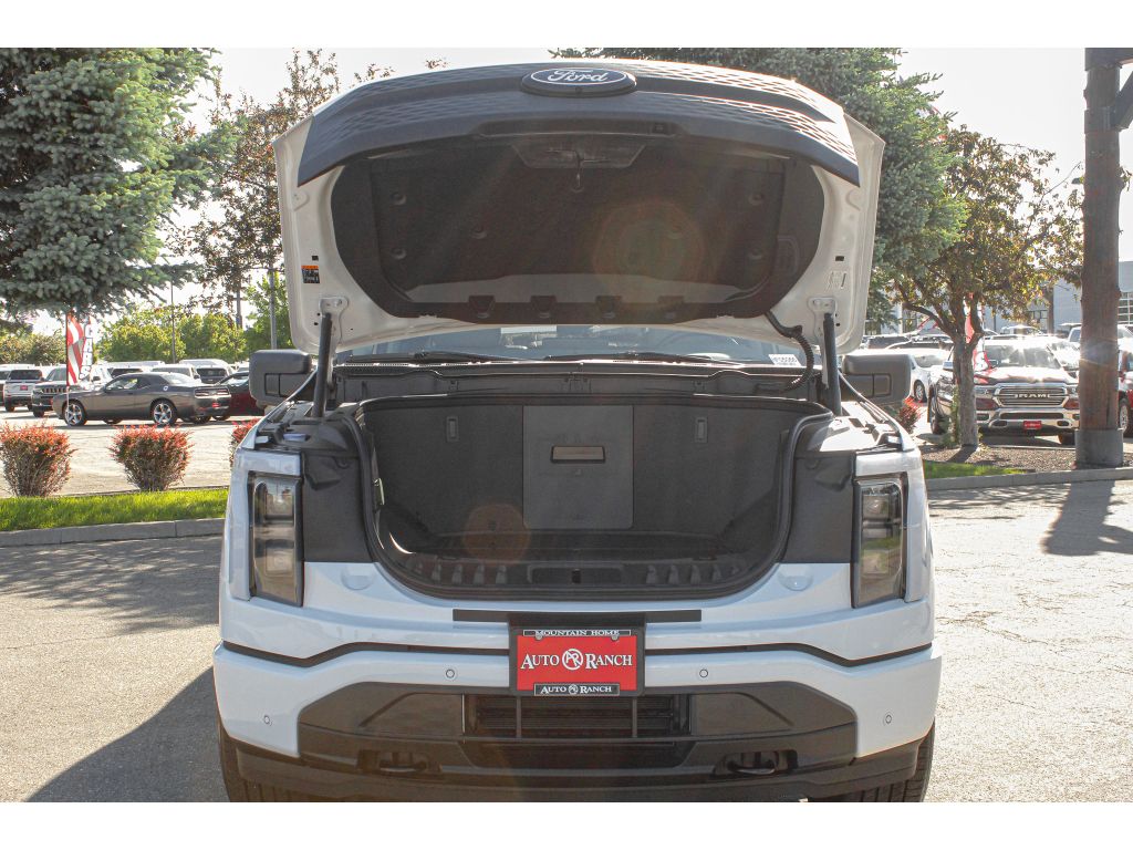 2025 Ford F-150 Lightning photo 3
