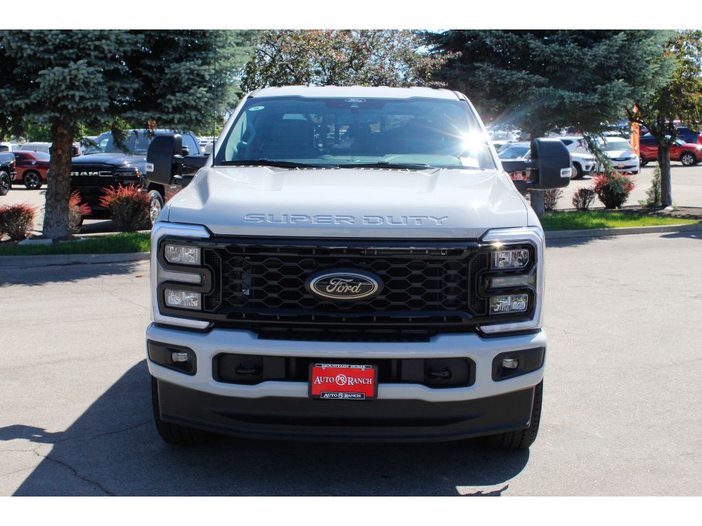2025 Ford F-350 XLT photo 2