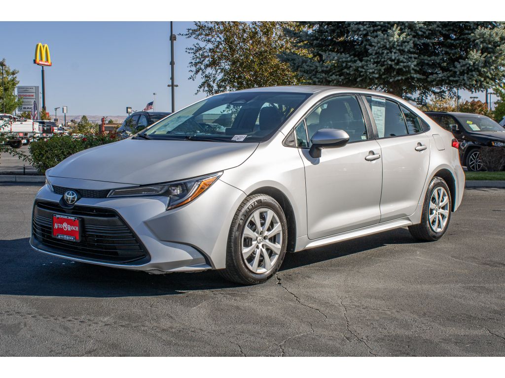 2023 Toyota Corolla LE photo 3