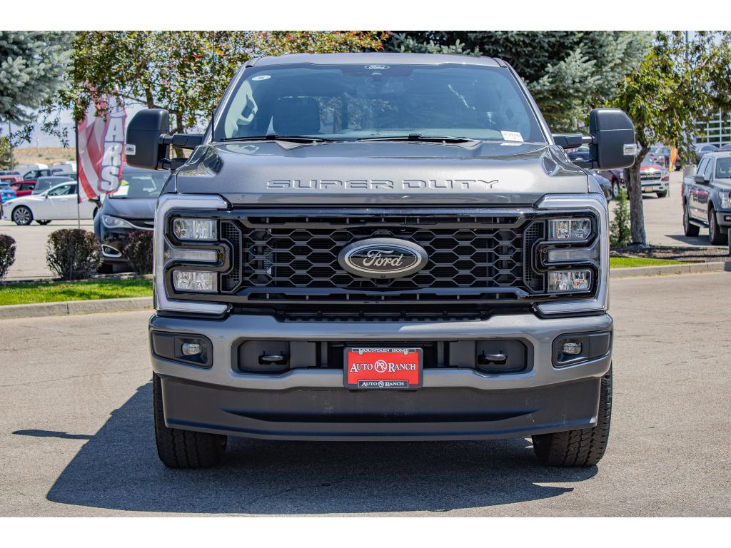 2025 Ford F-350 XLT photo 2