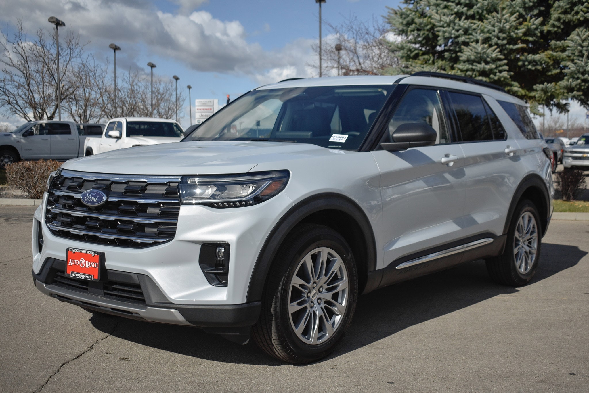 2025 Ford Explorer photo 3