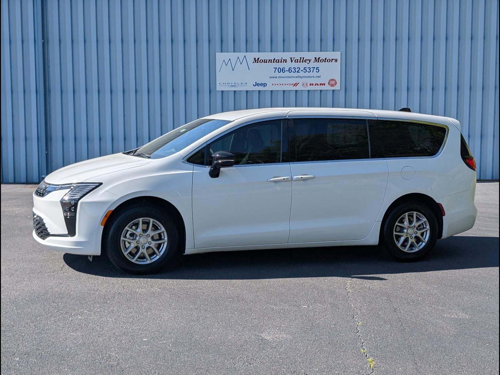2027 Chrysler Pacifica Select's photo