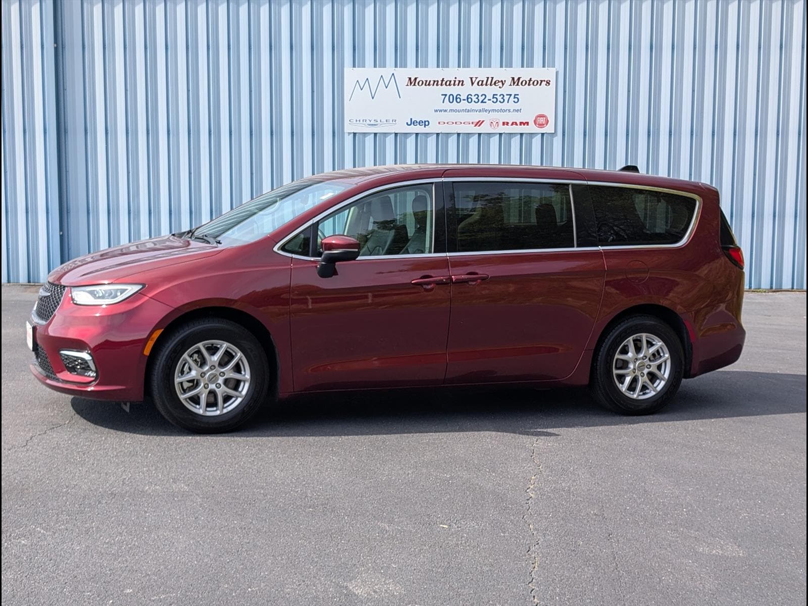 2023 Chrysler Pacifica Touring L's photo