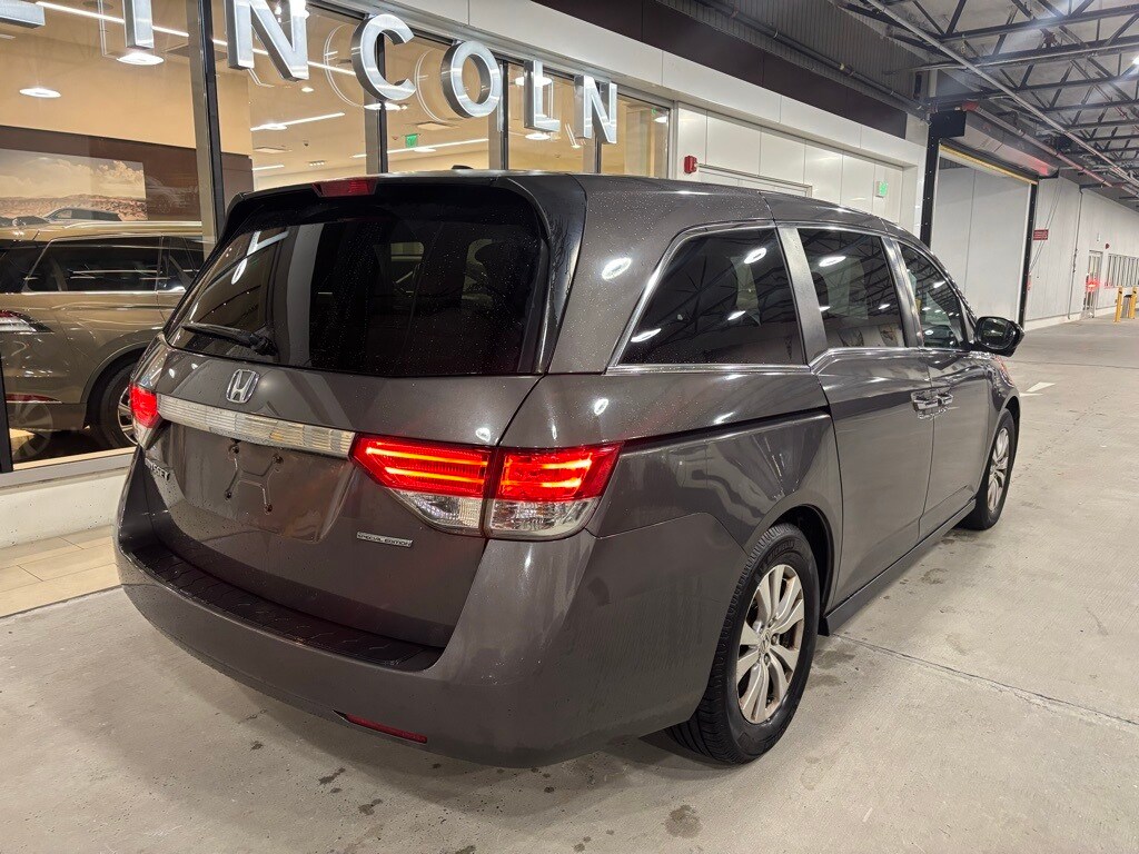 2016 Honda Odyssey SE photo 3