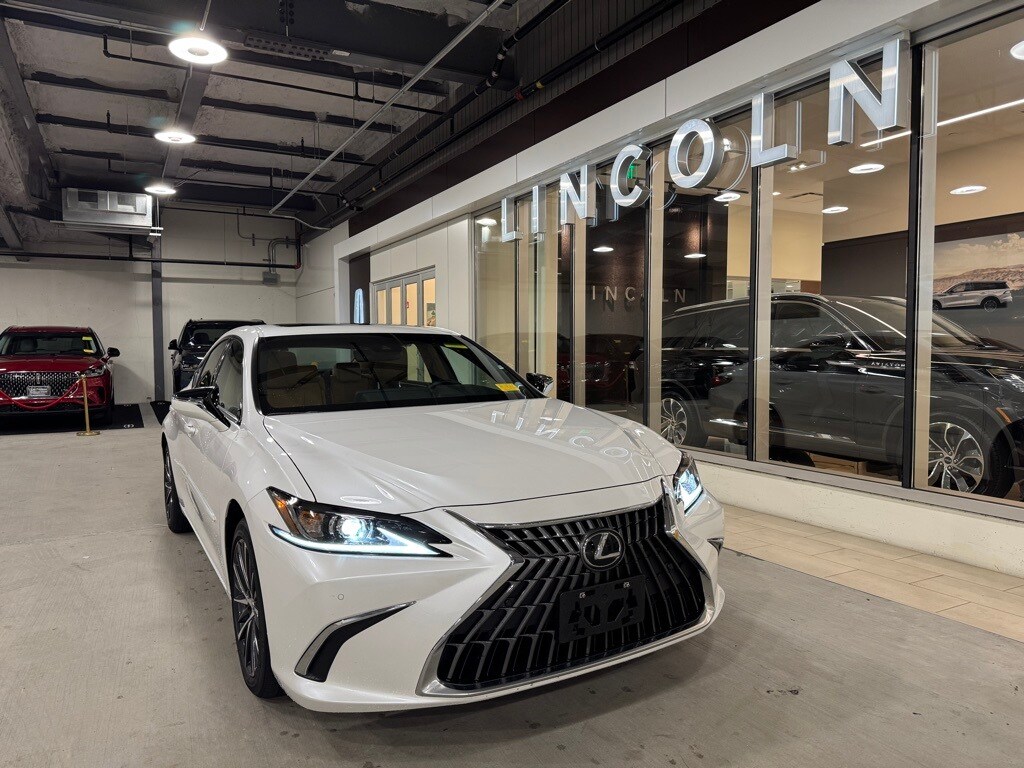 2023 Lexus ES 300h photo 2