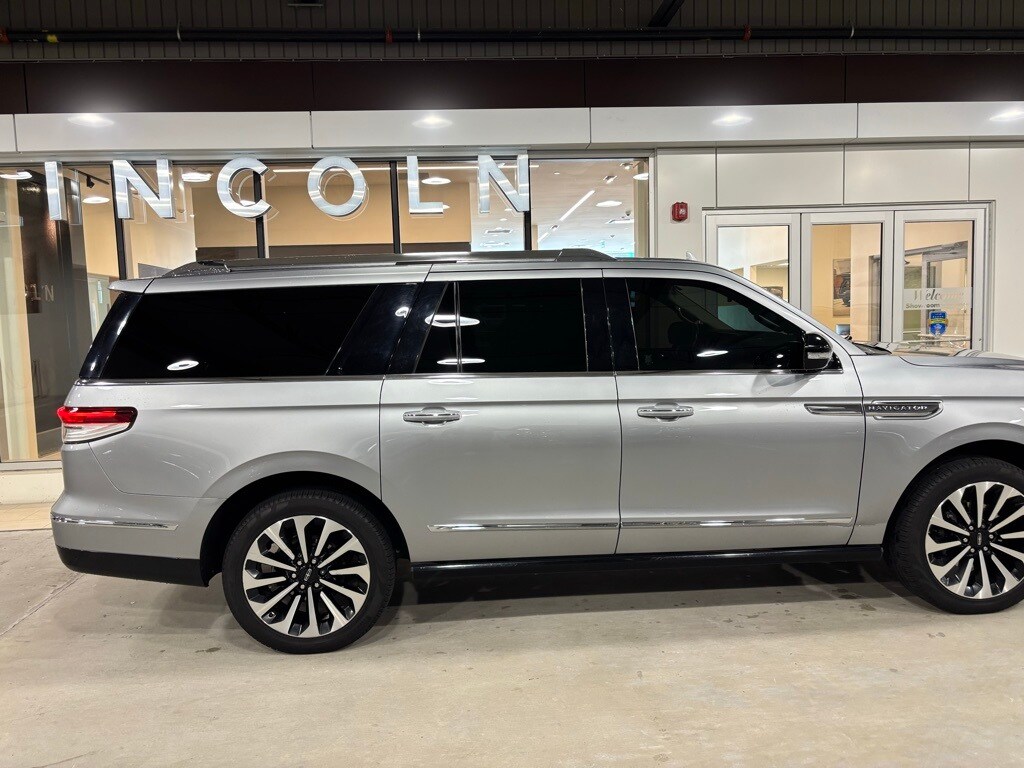 2022 Lincoln Navigator L Reserve photo 3