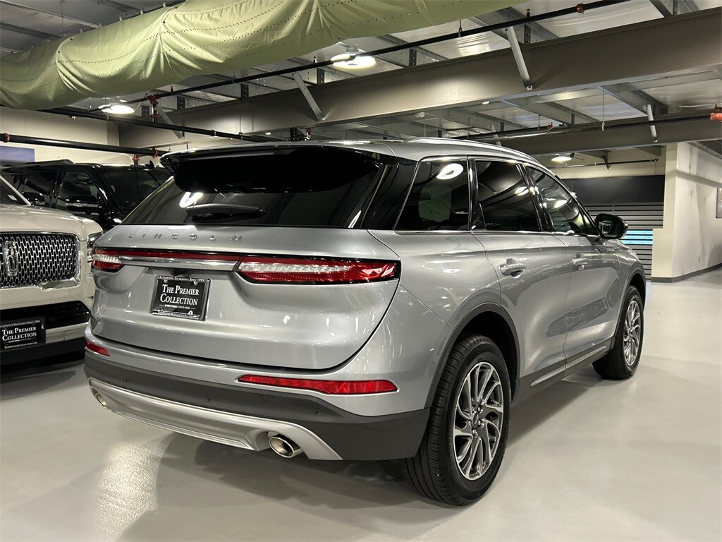 2022 Lincoln Corsair Standard photo 2
