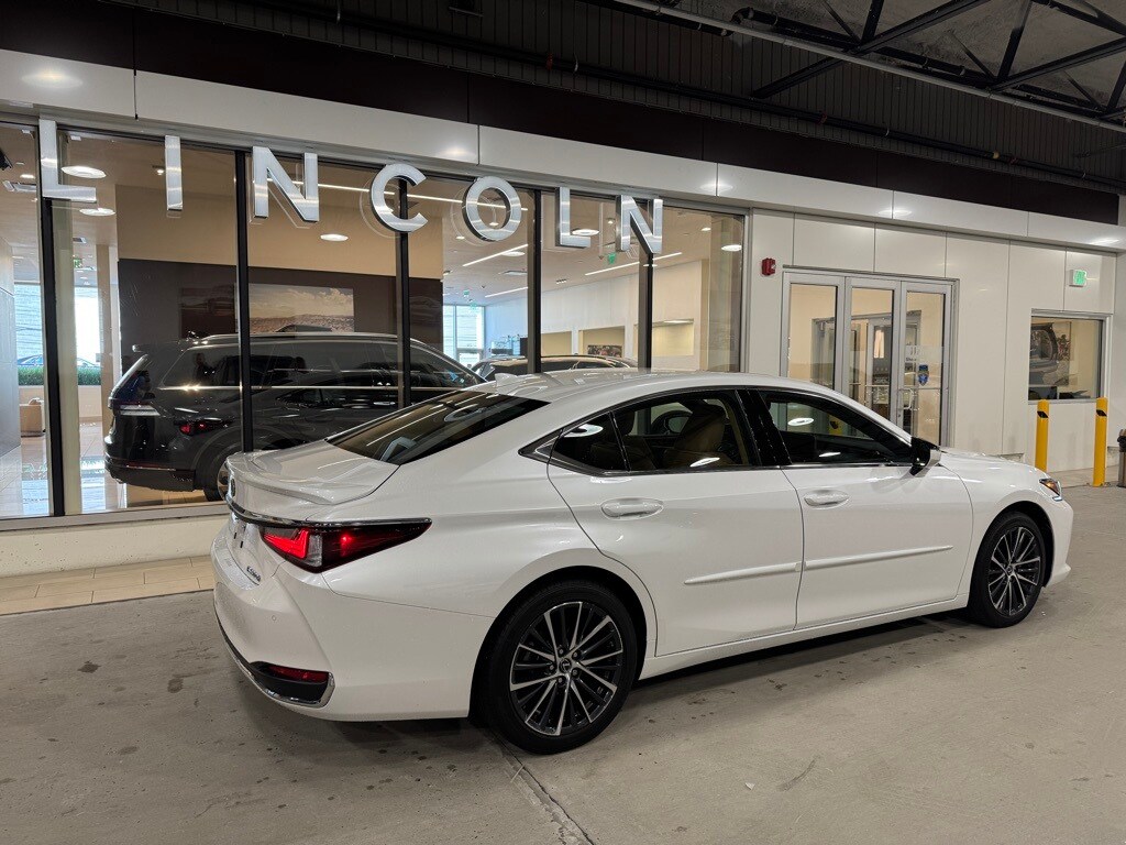 2023 Lexus ES 300h photo 3