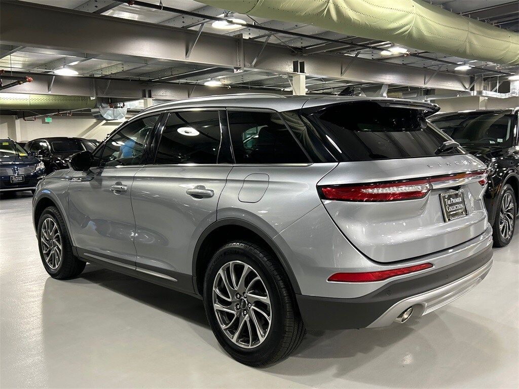 2022 Lincoln Corsair Standard photo 4