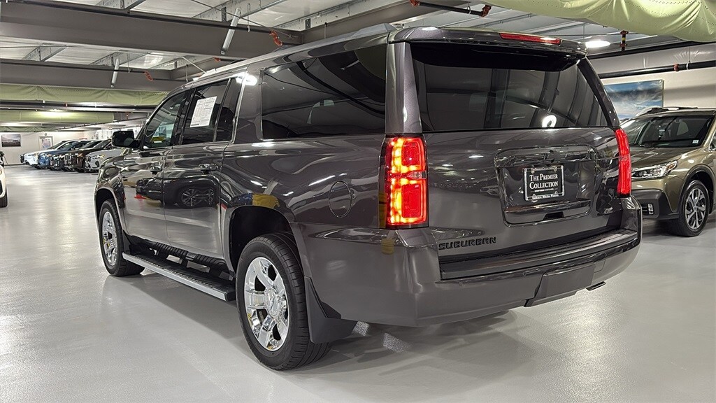 2017 Chevrolet Suburban LT photo 4